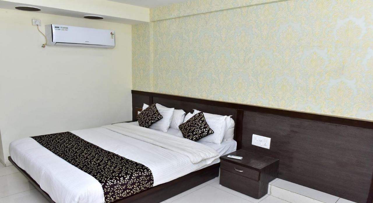 Hotel Peradiot Ahmedabad Exterior photo